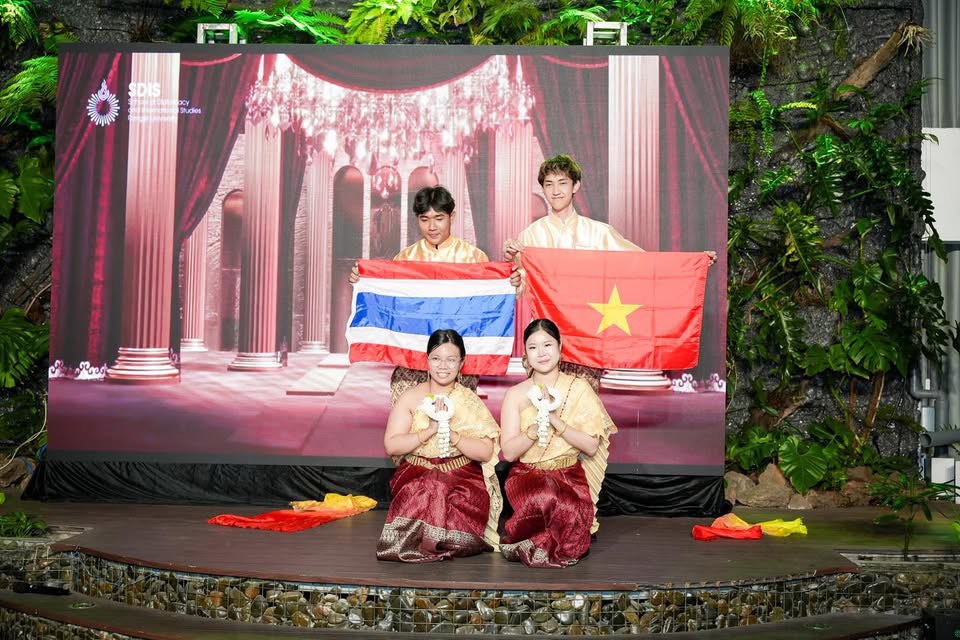 นักศึกษาการทูตฯ ม.รังสิต โชว์ Soft Power ไทยสะกดใจ 10 ชาติเอเชีย นำศิลปะการรำไทยประยุกต์ใช้ในเวที “การทูตวัฒนธรรม” ณ ประเทศเวียดนาม